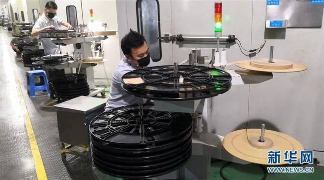 资料图片:工人在深圳一公司的电子产品生产线上作业.